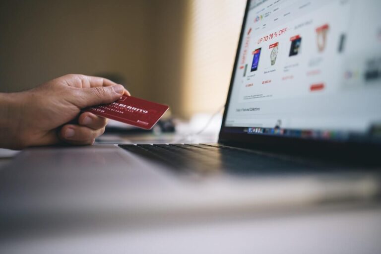 Person som betaler digitalt på kreditt